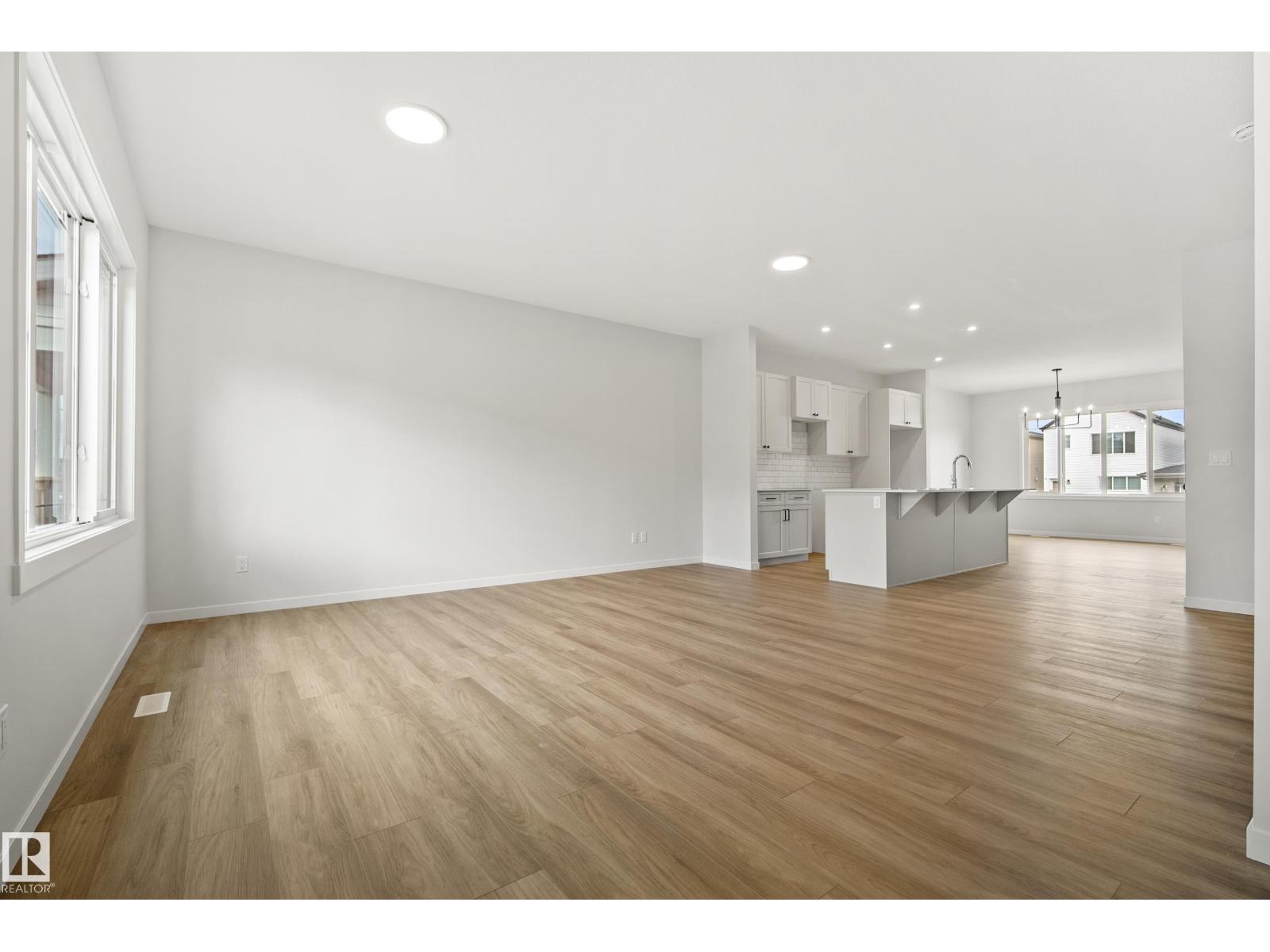 1224 Mcleod Av Property Photo 3