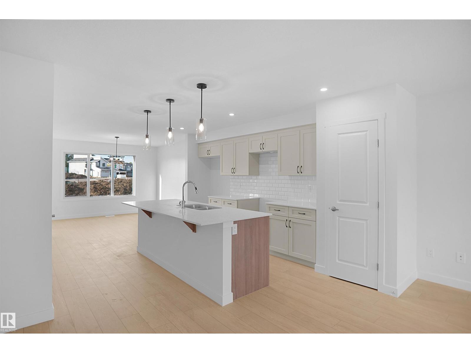 19486 21 Av Nw Property Photo 7