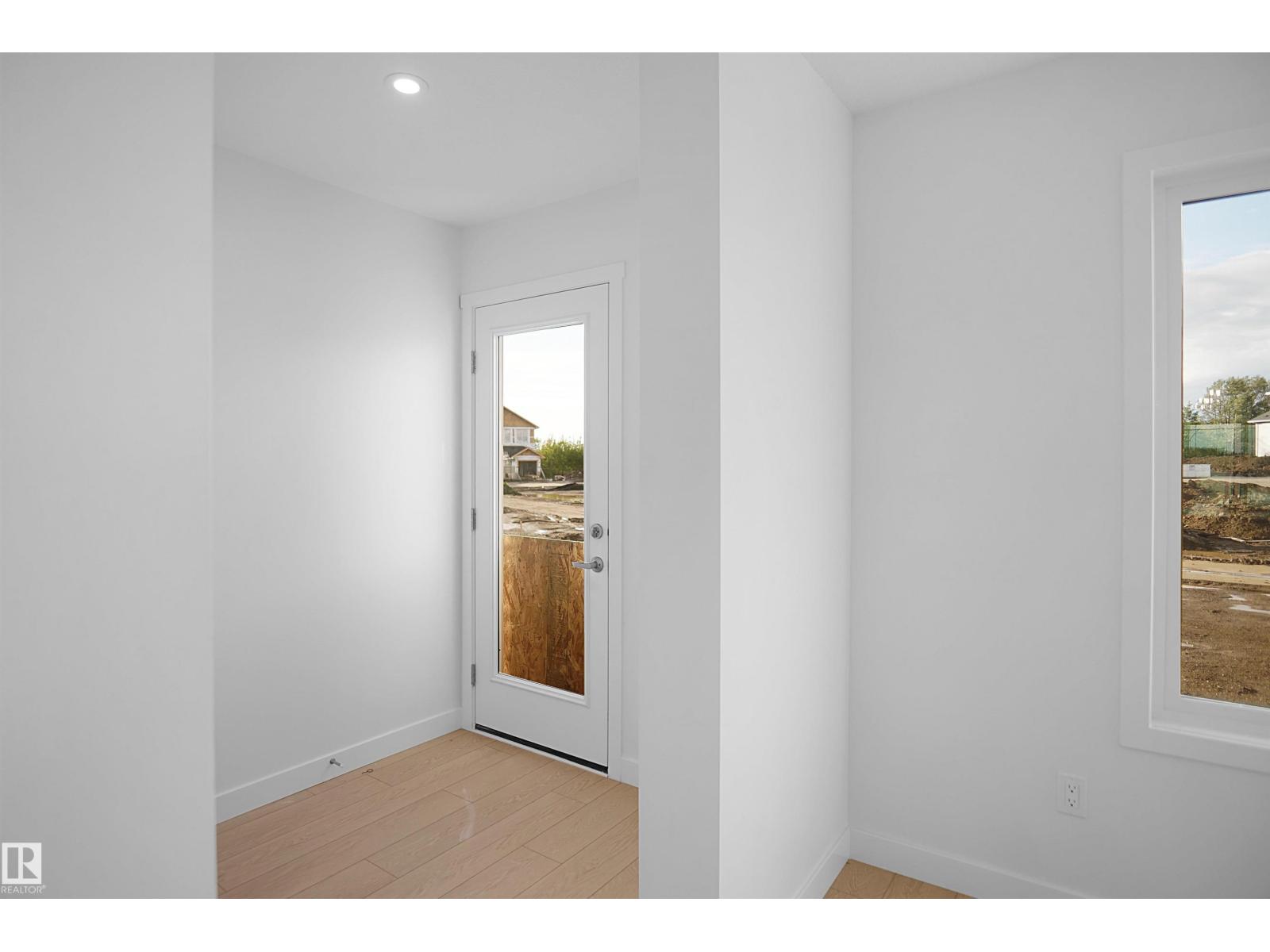 19486 21 Av Nw Property Photo 16