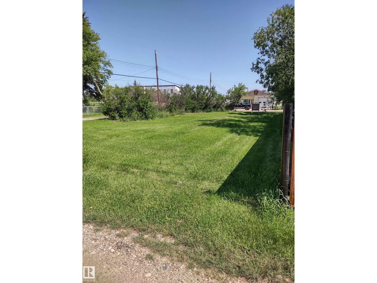 4927 50 Ave Property Photo 4