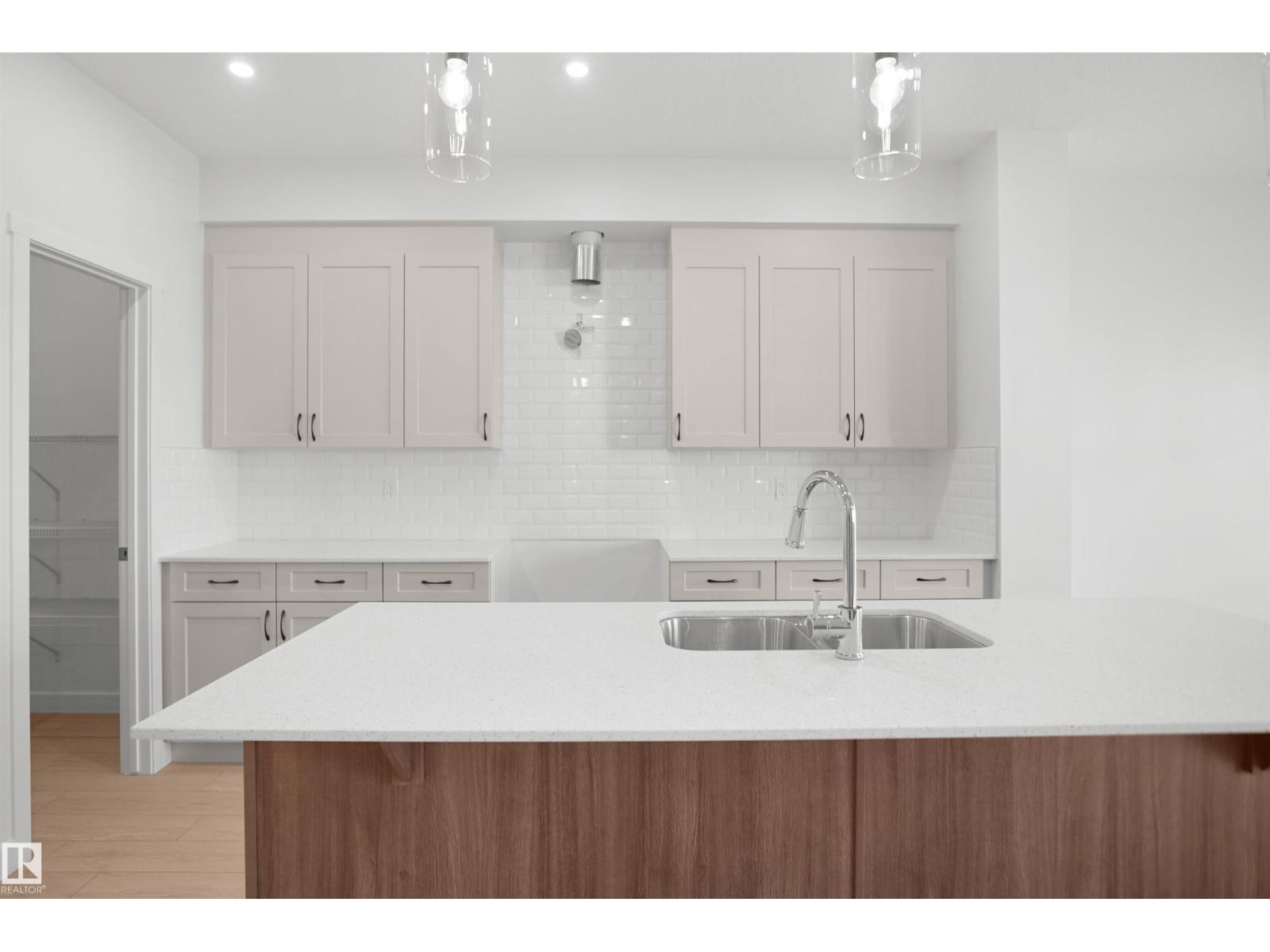956 17 Av Nw Property Photo 7
