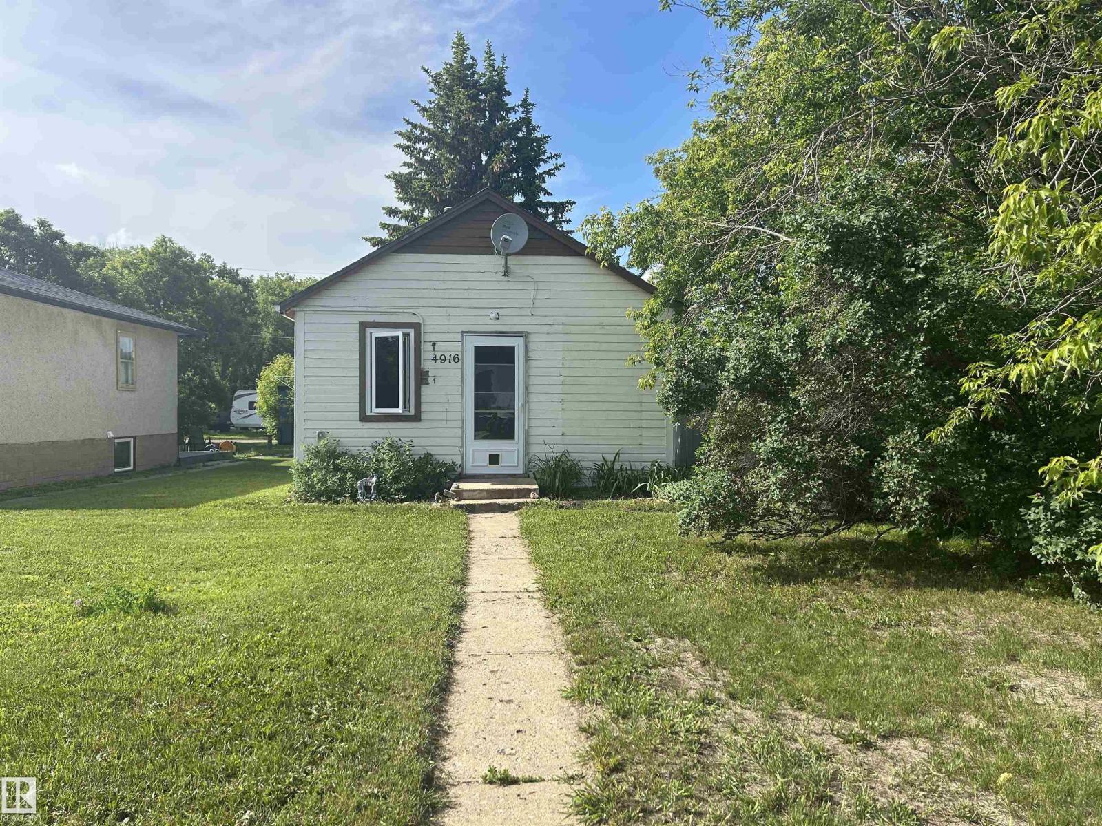 4916 50 Av Property Photo 2