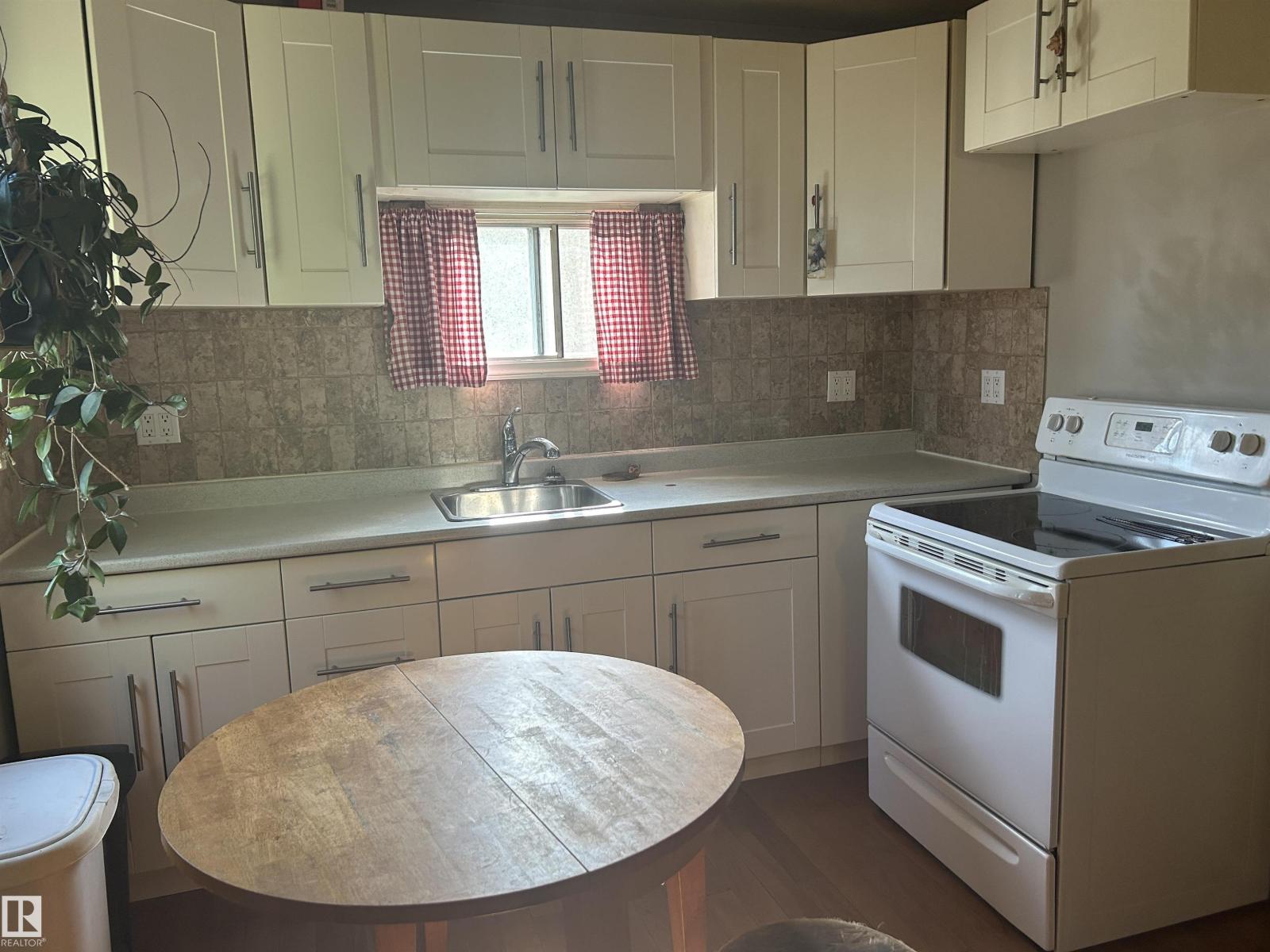4916 50 Av Property Photo 4