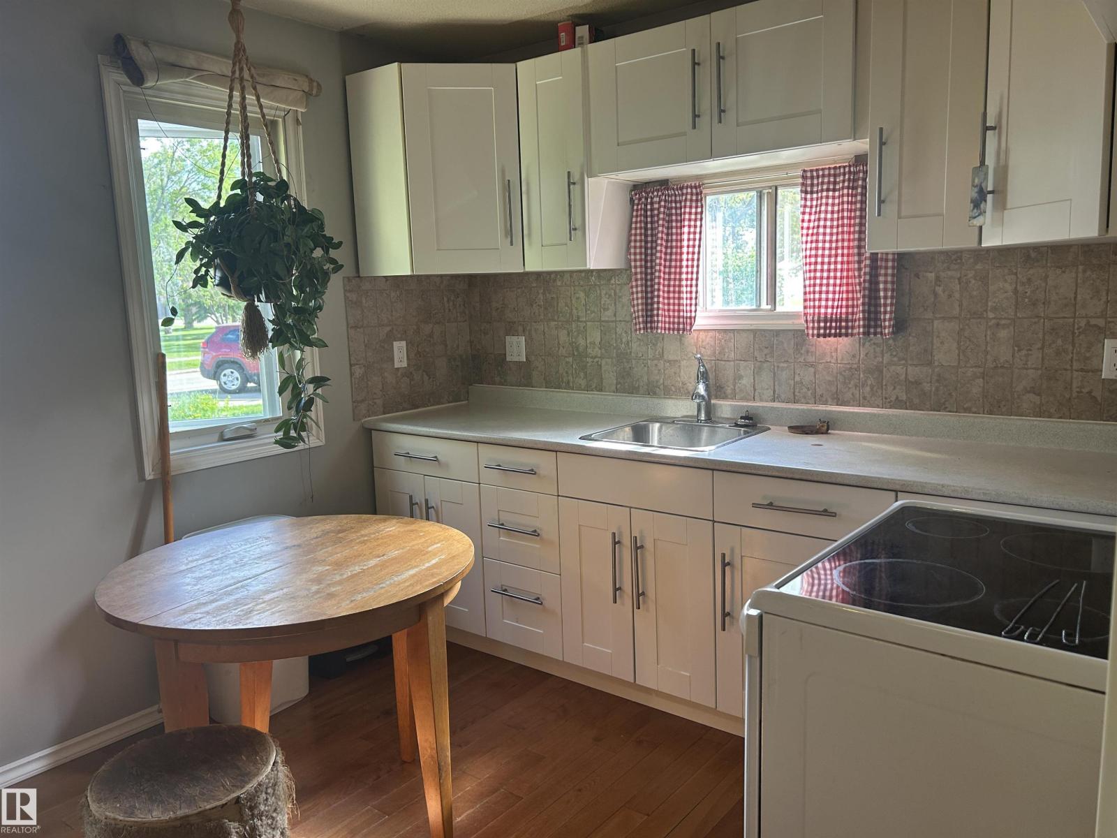 4916 50 Av Property Photo 5