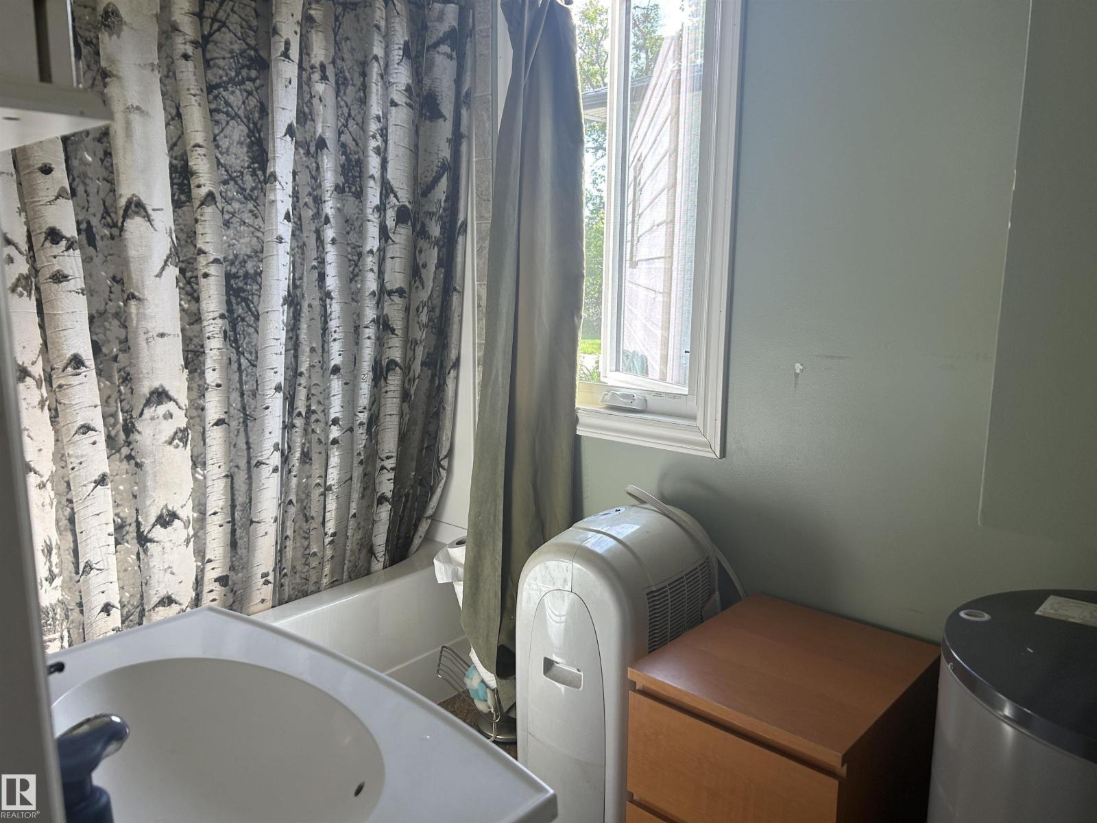 4916 50 Av Property Photo 9