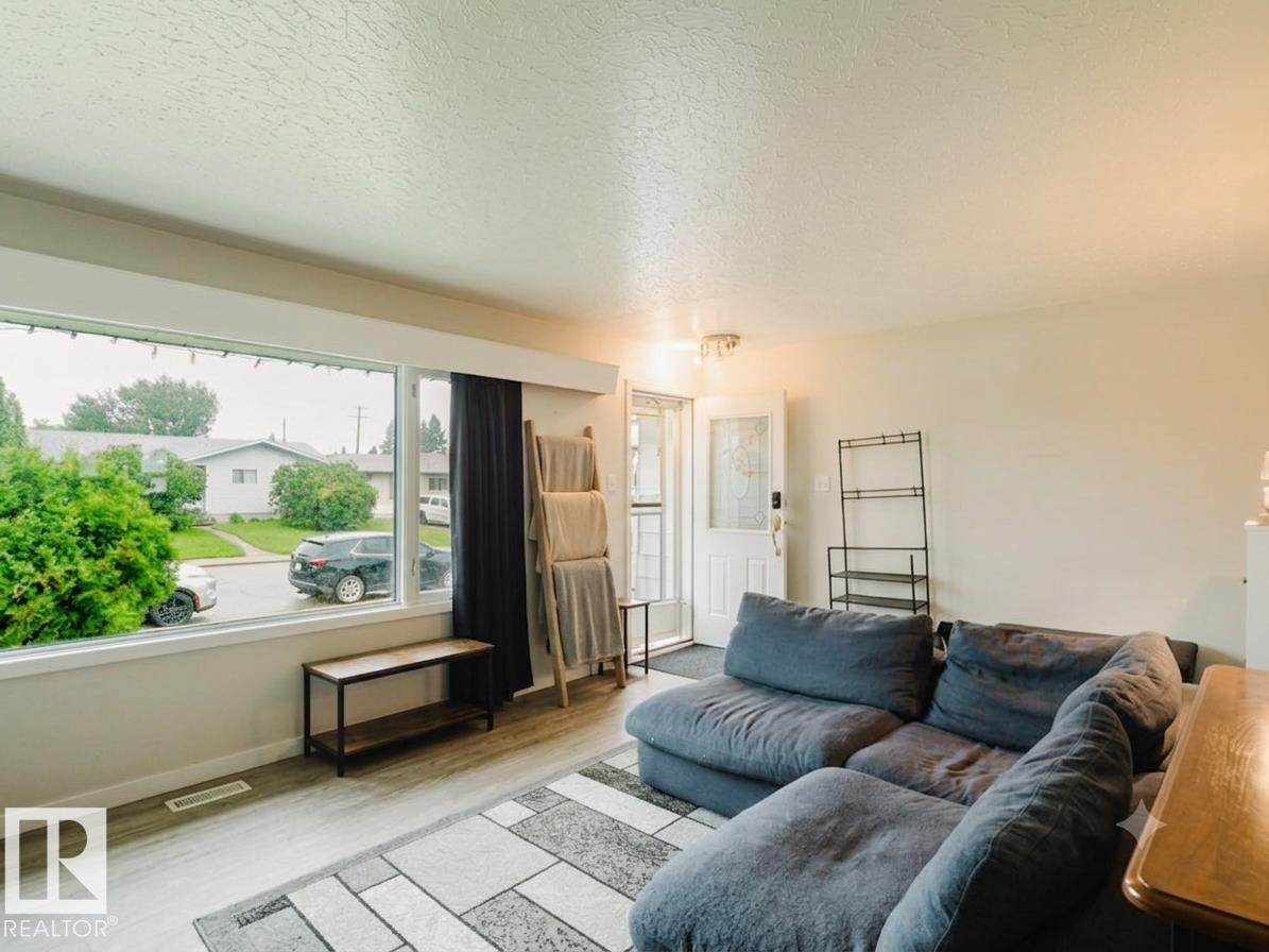 7515 130 Av Nw Property Photo 3