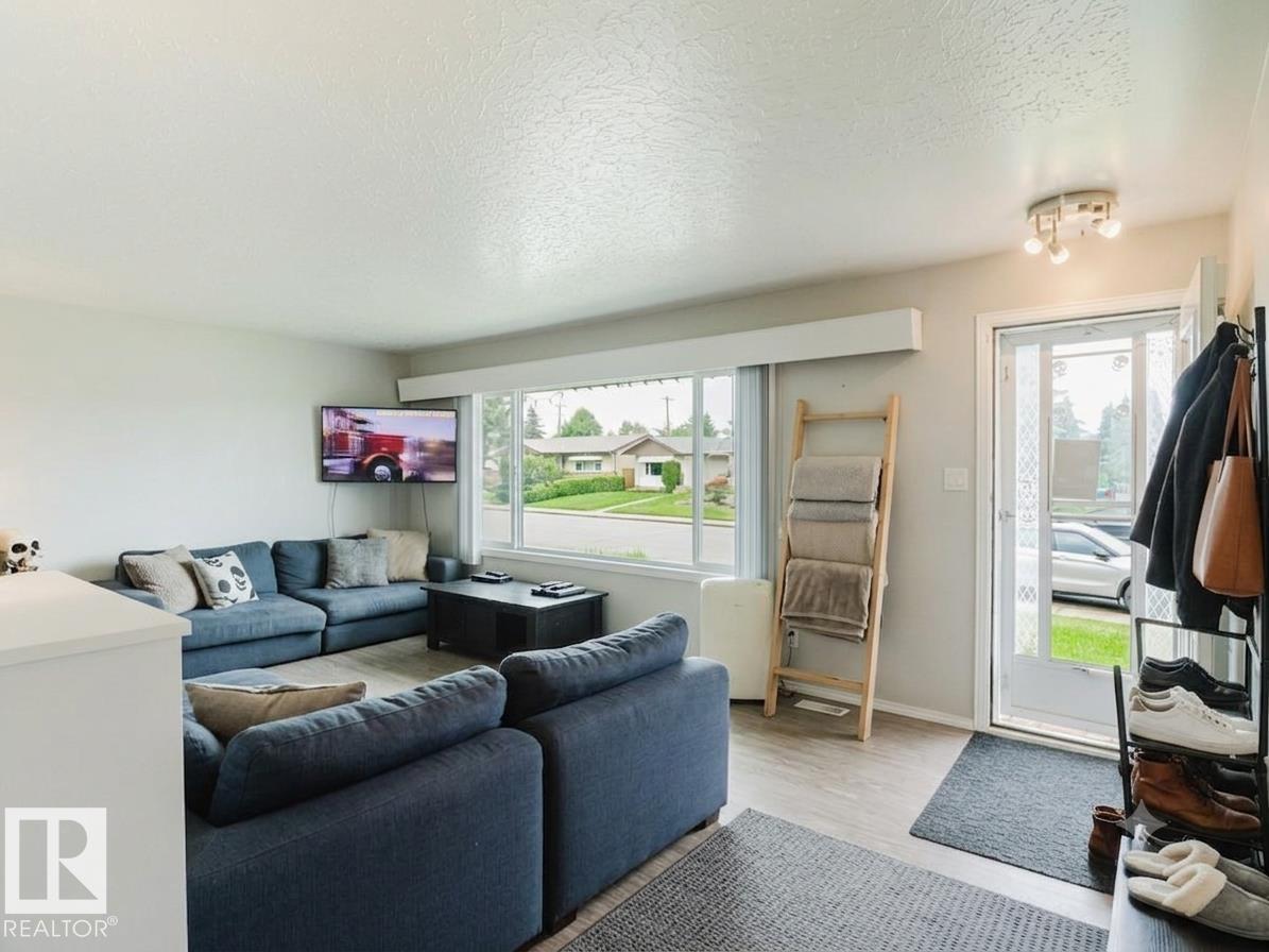 7515 130 Av Nw Property Photo 4