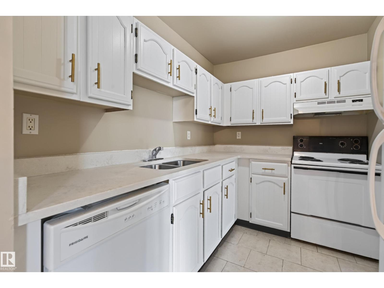 #603 10175 109 St Nw Property Photo 6