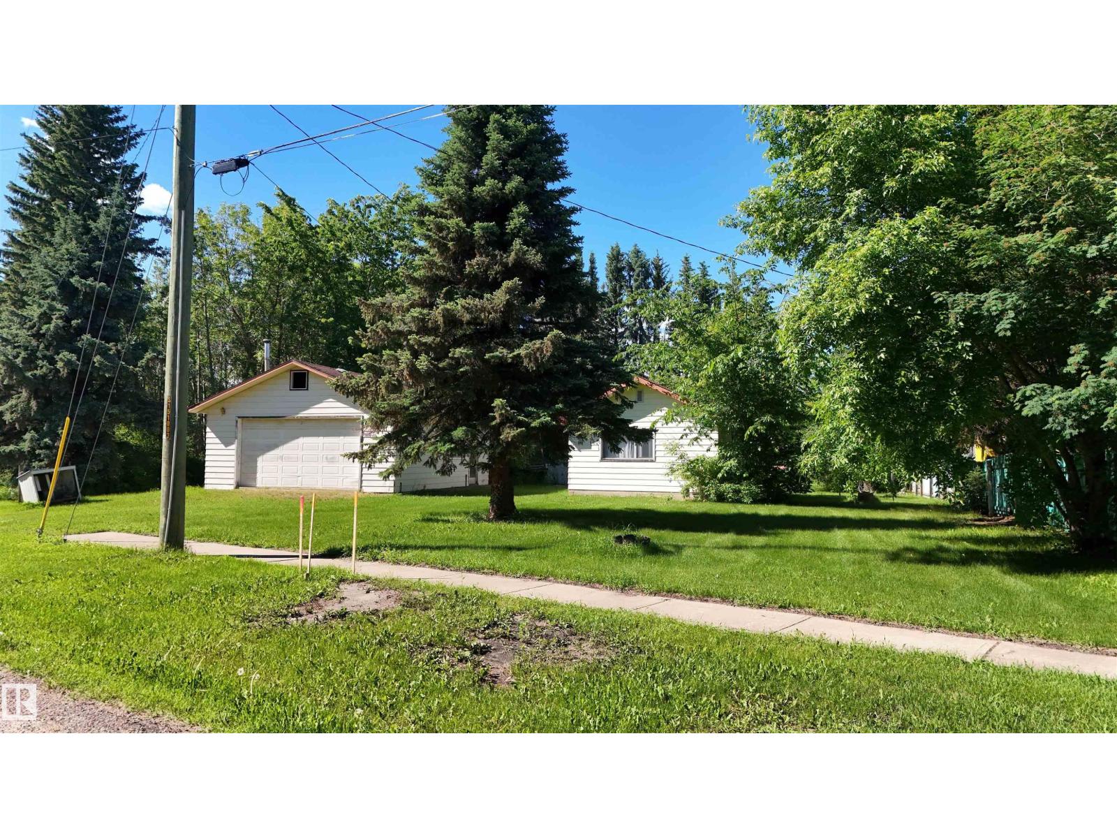 5416 51 Av Property Photo 2
