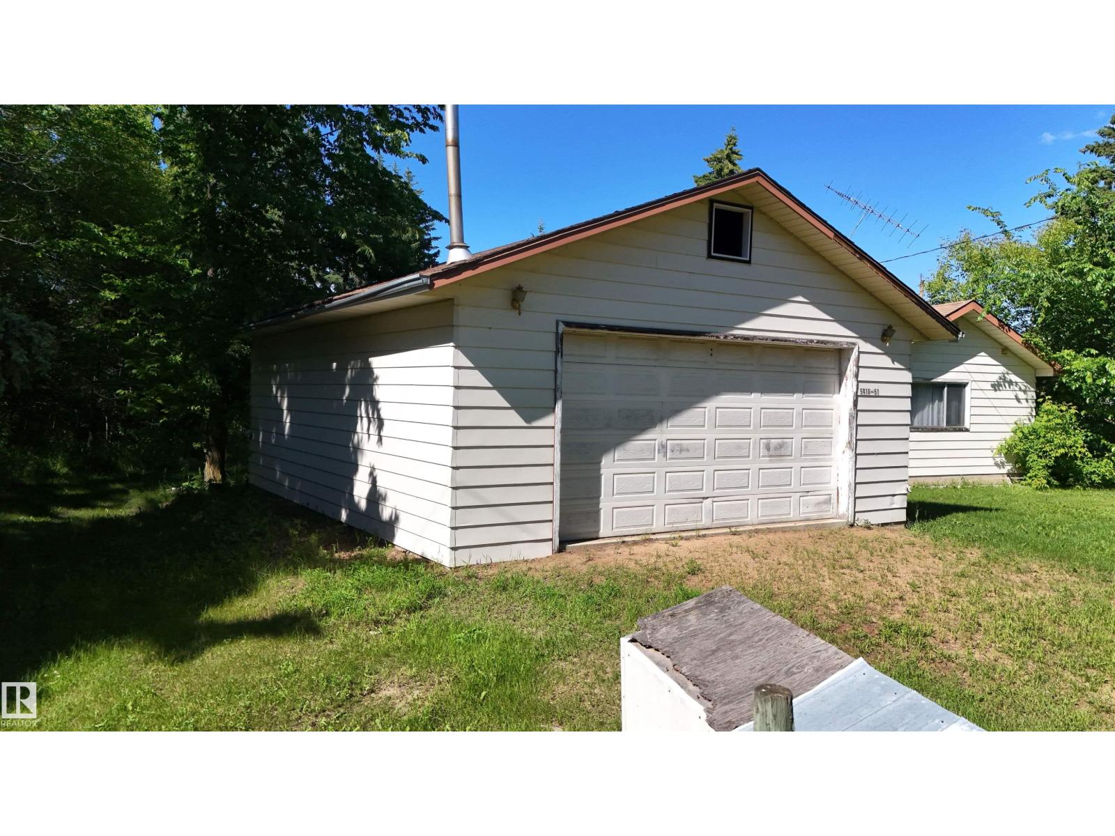 5416 51 Av Property Photo 12