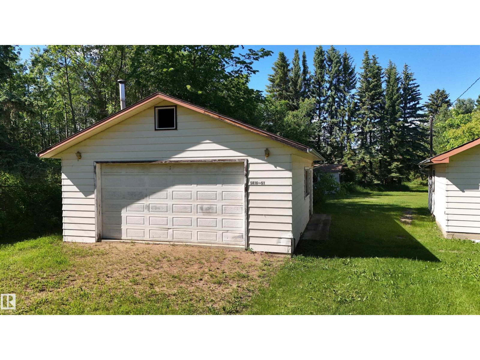 5416 51 Av Property Photo 13