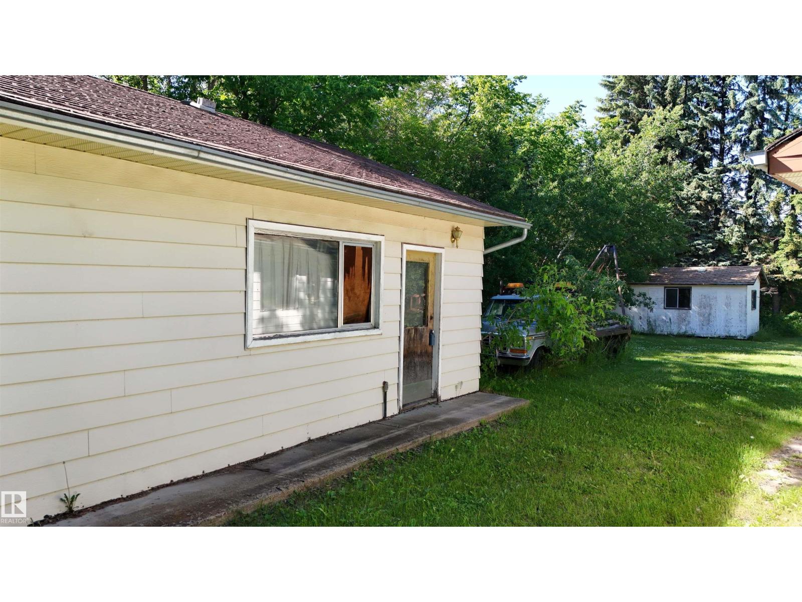 5416 51 Av Property Photo 19
