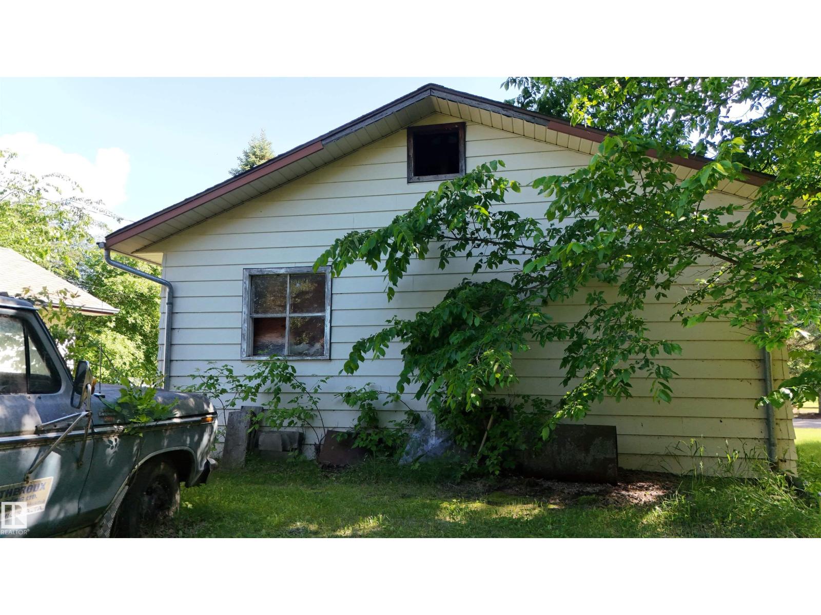 5416 51 Av Property Photo 26