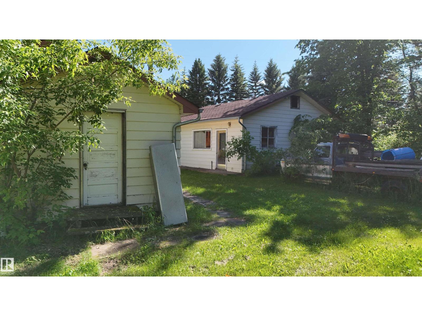 5416 51 Av Property Photo 32
