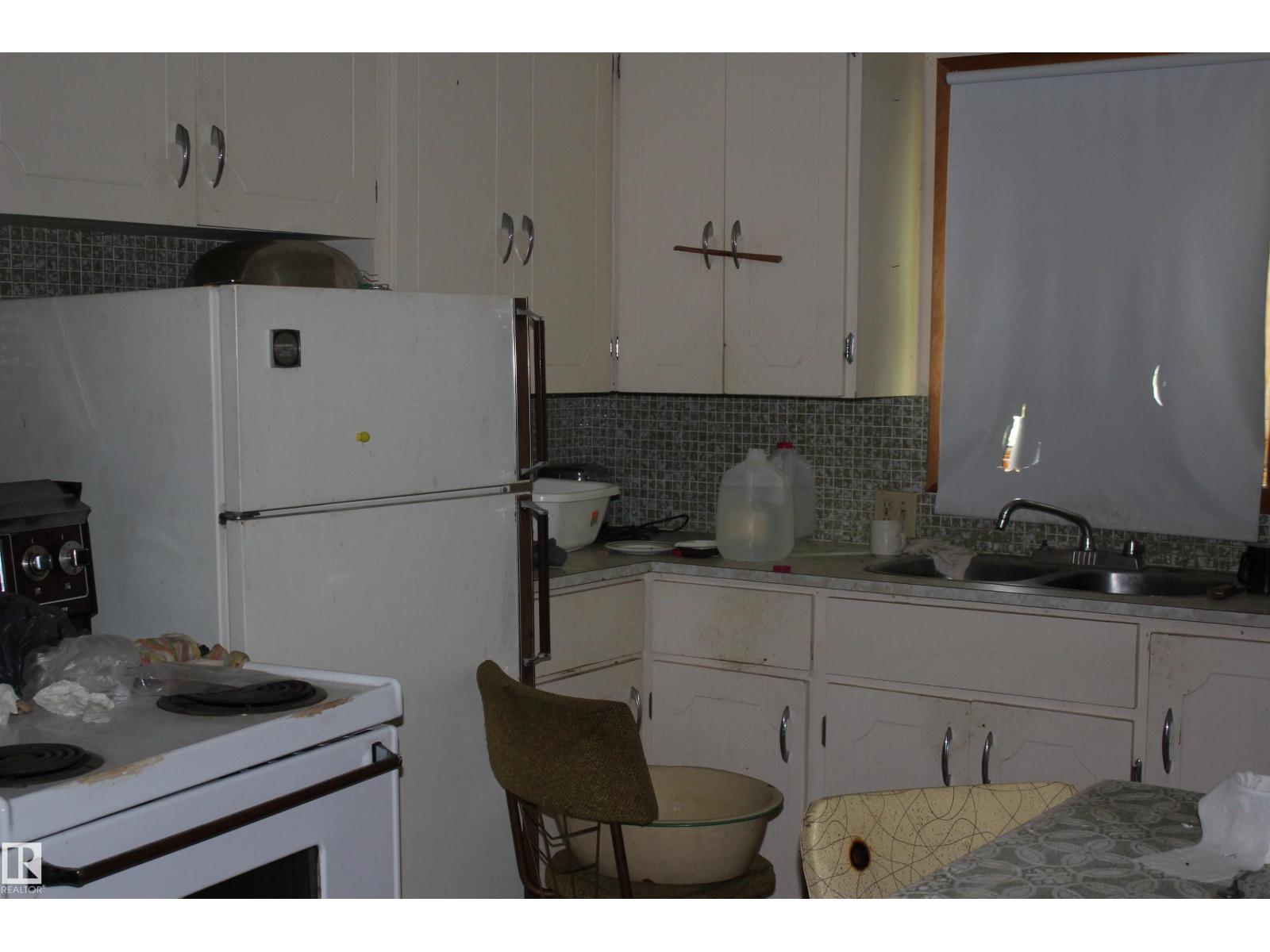 5416 51 Av Property Photo 52