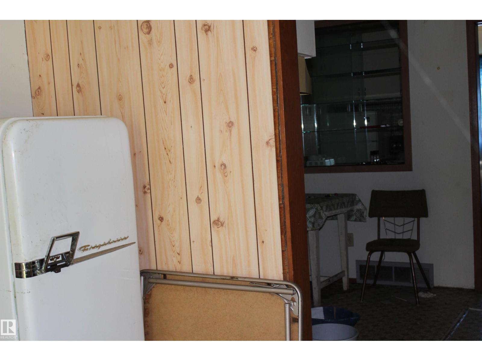 5416 51 Av Property Photo 54