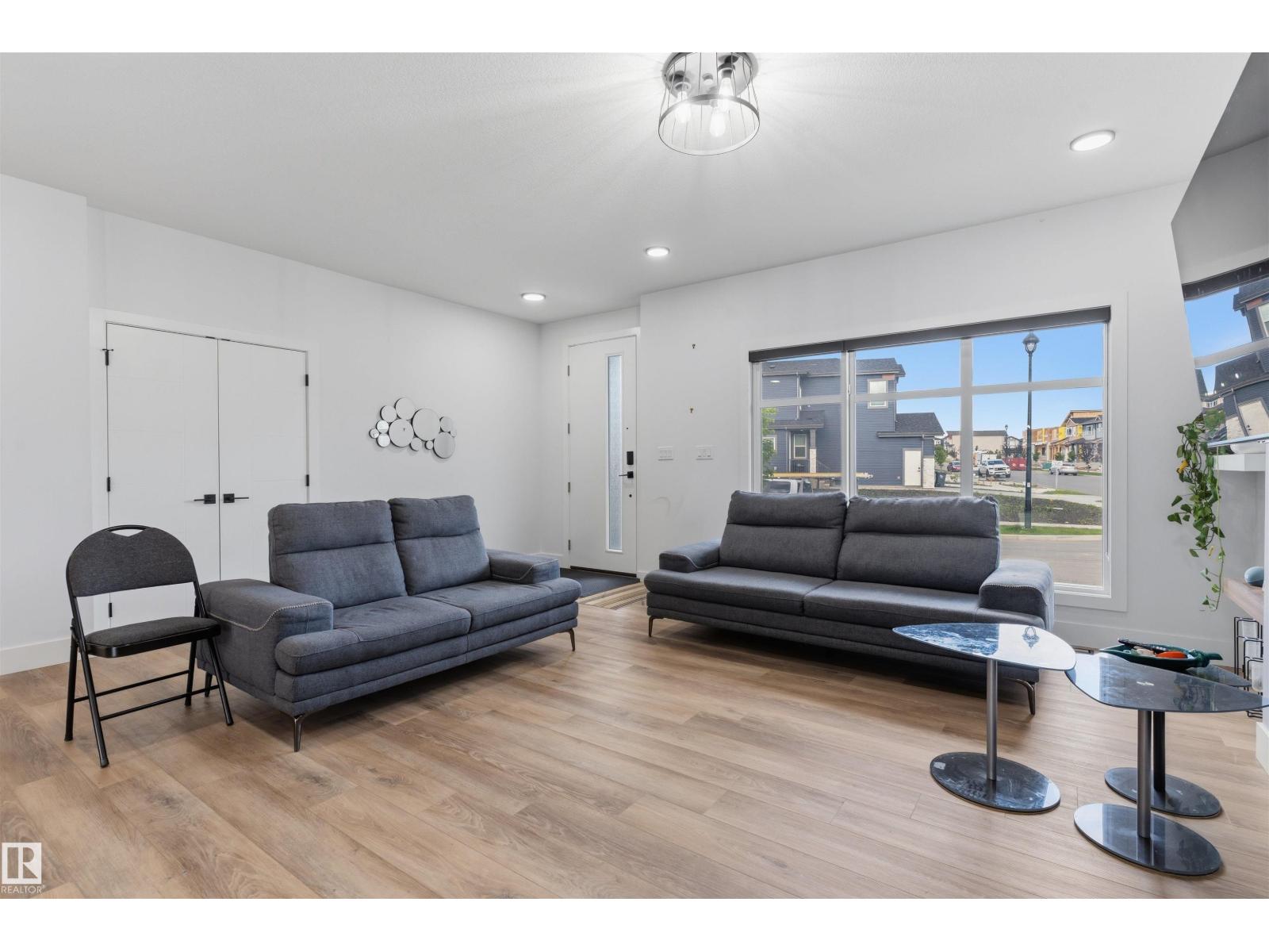 4373 37 St Property Photo 4