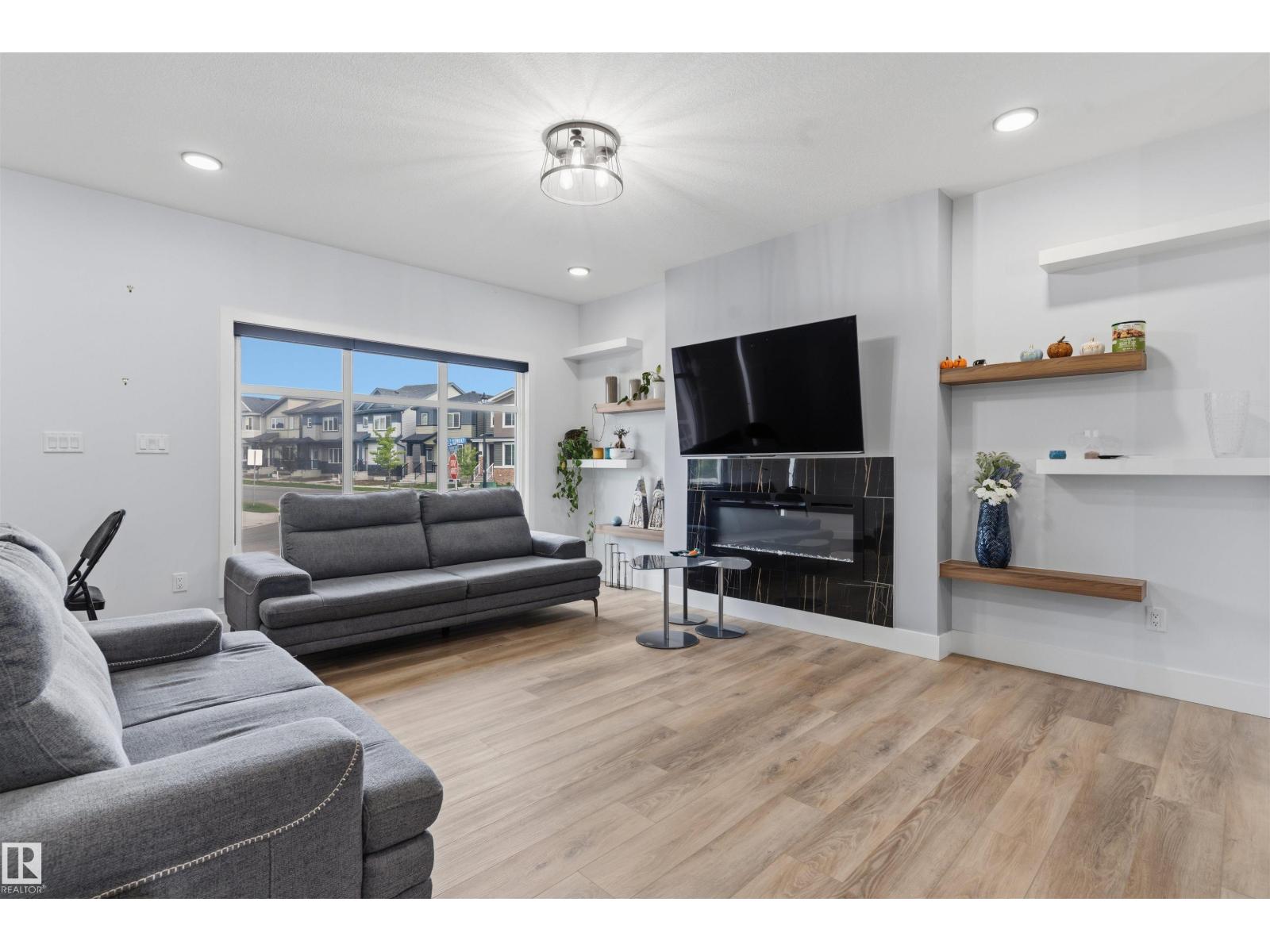 4373 37 St Property Photo 5