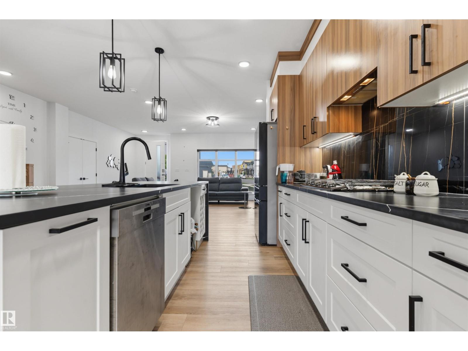 4373 37 St Property Photo 12