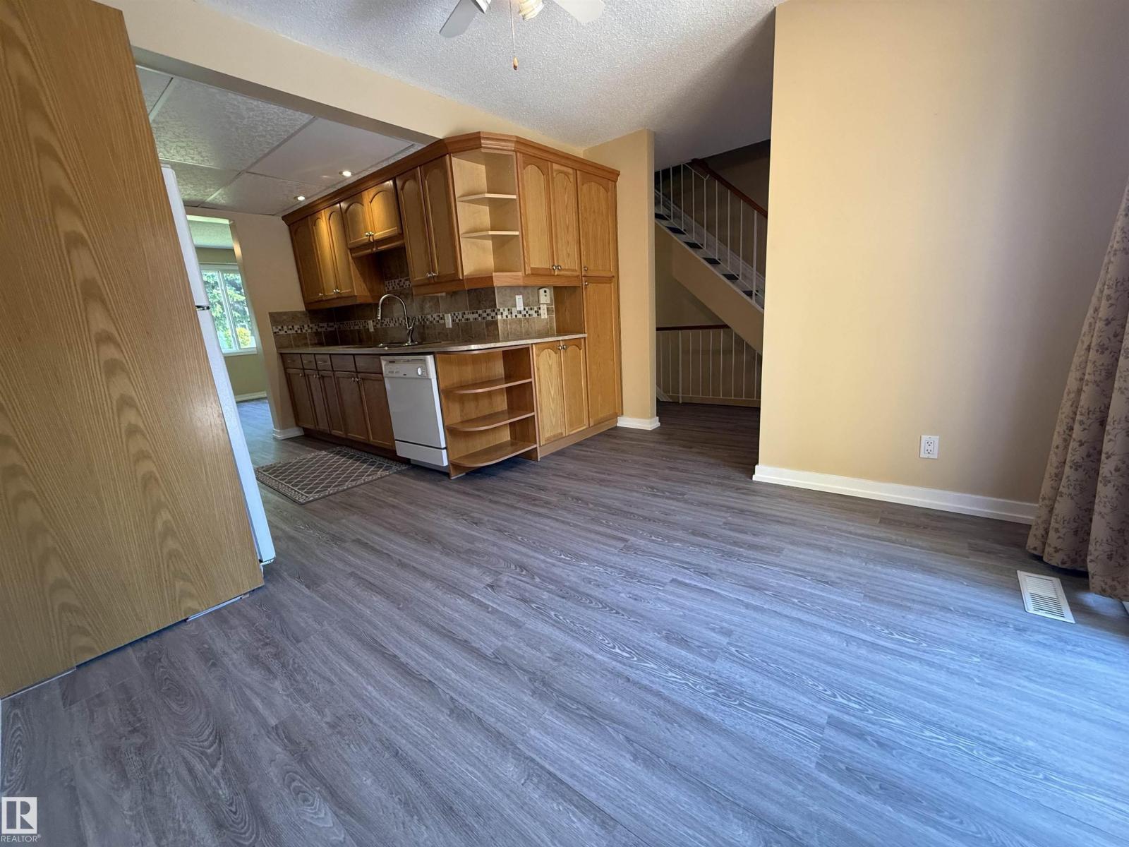 4359 46 St Property Photo 8