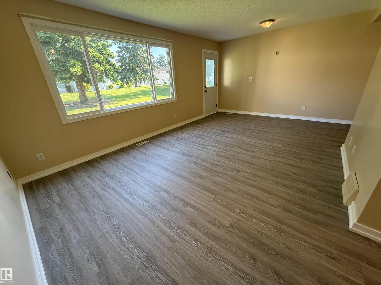 4359 46 St Property Photo 14