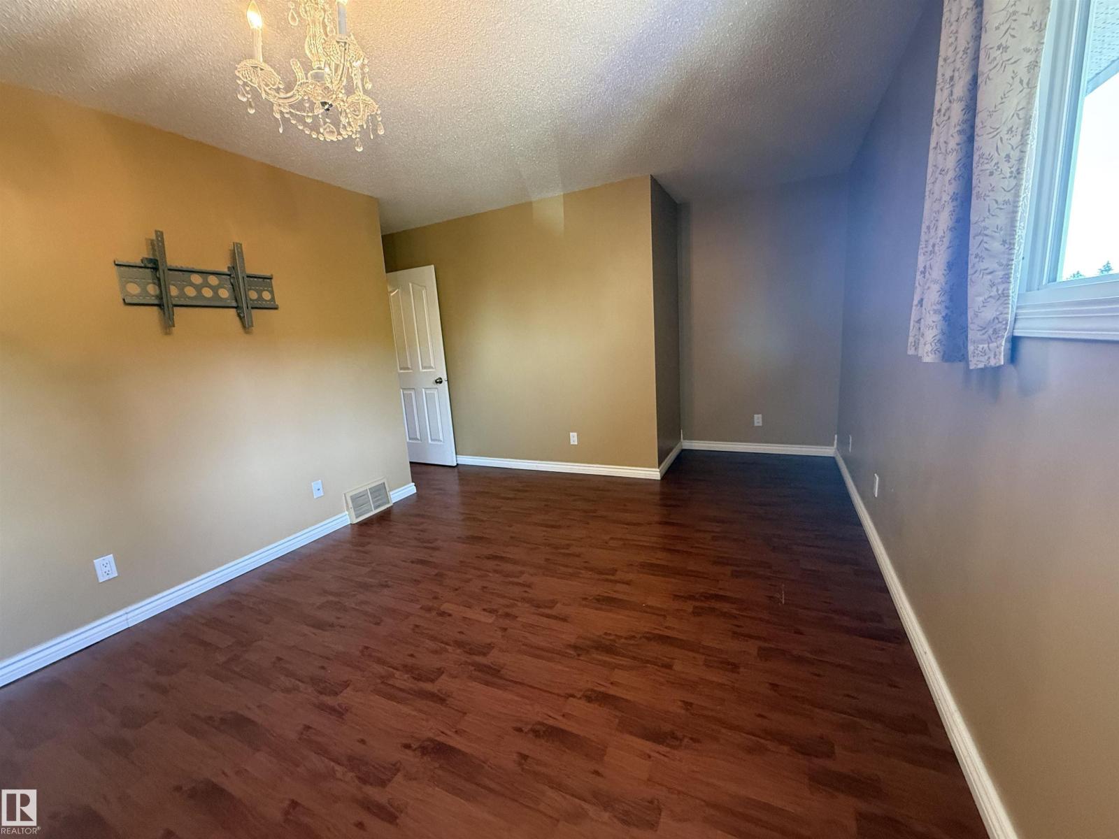 4359 46 St Property Photo 17
