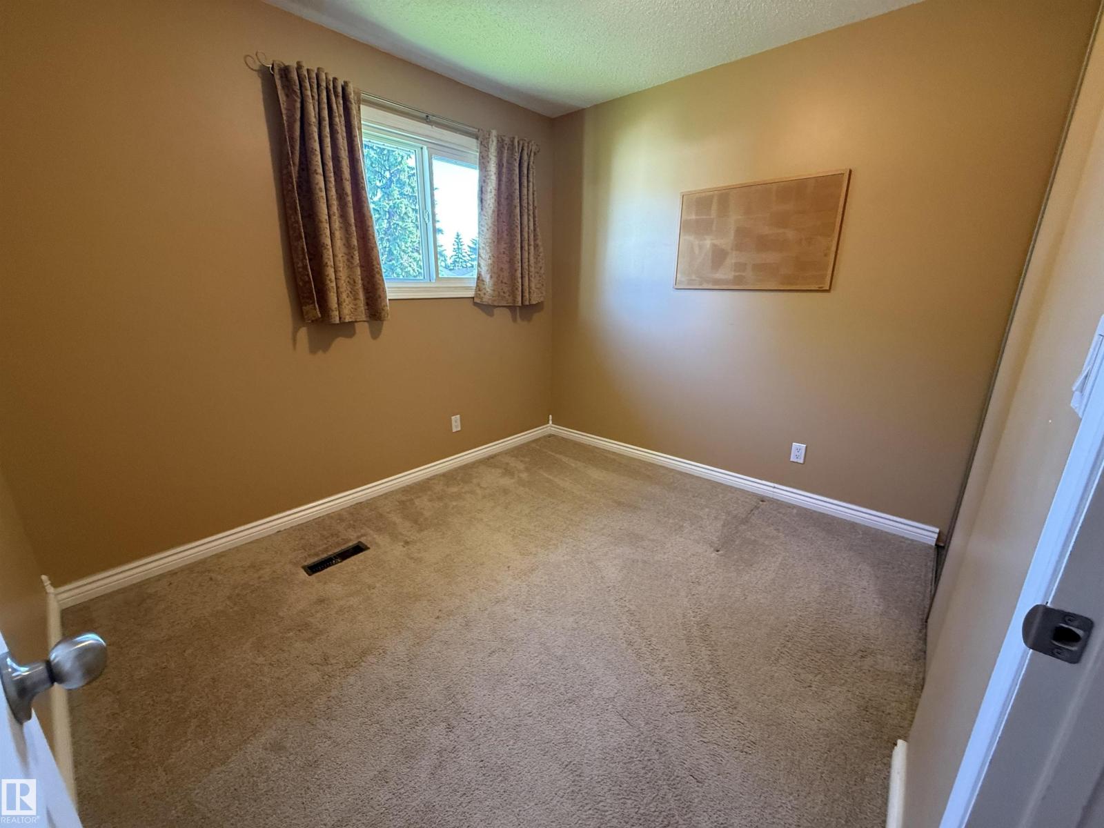 4359 46 St Property Photo 21