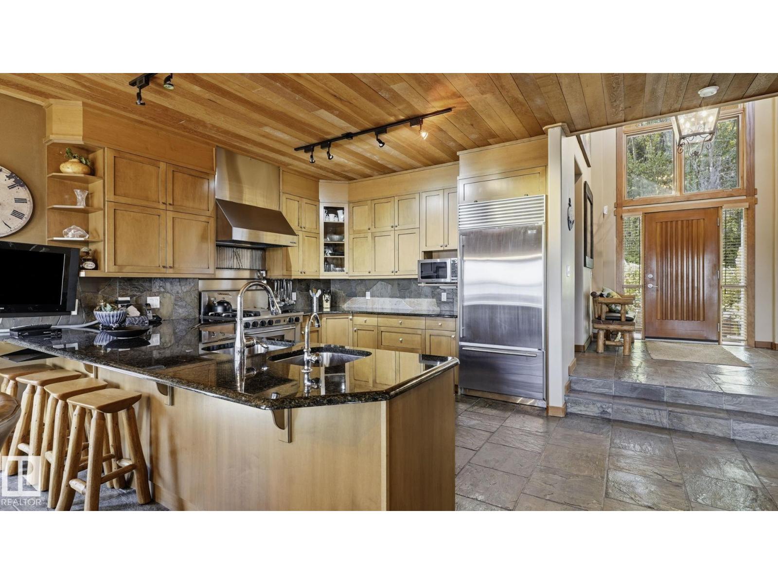 1067 1 Av Property Photo 6