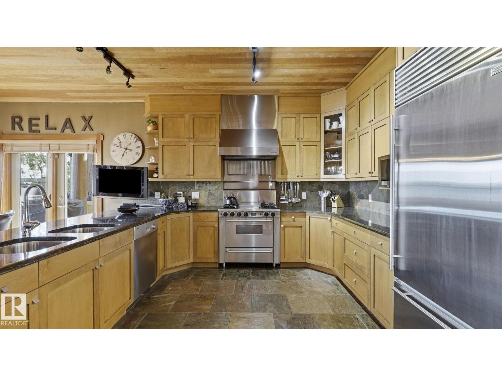 1067 1 Av Property Photo 9