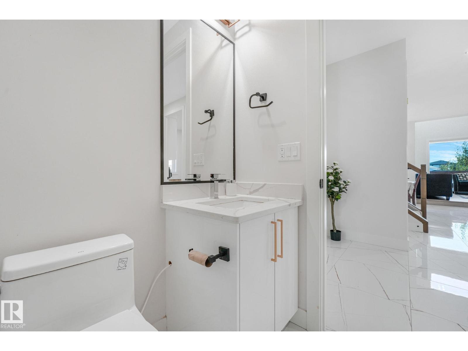 6608 51 Av Property Photo 38