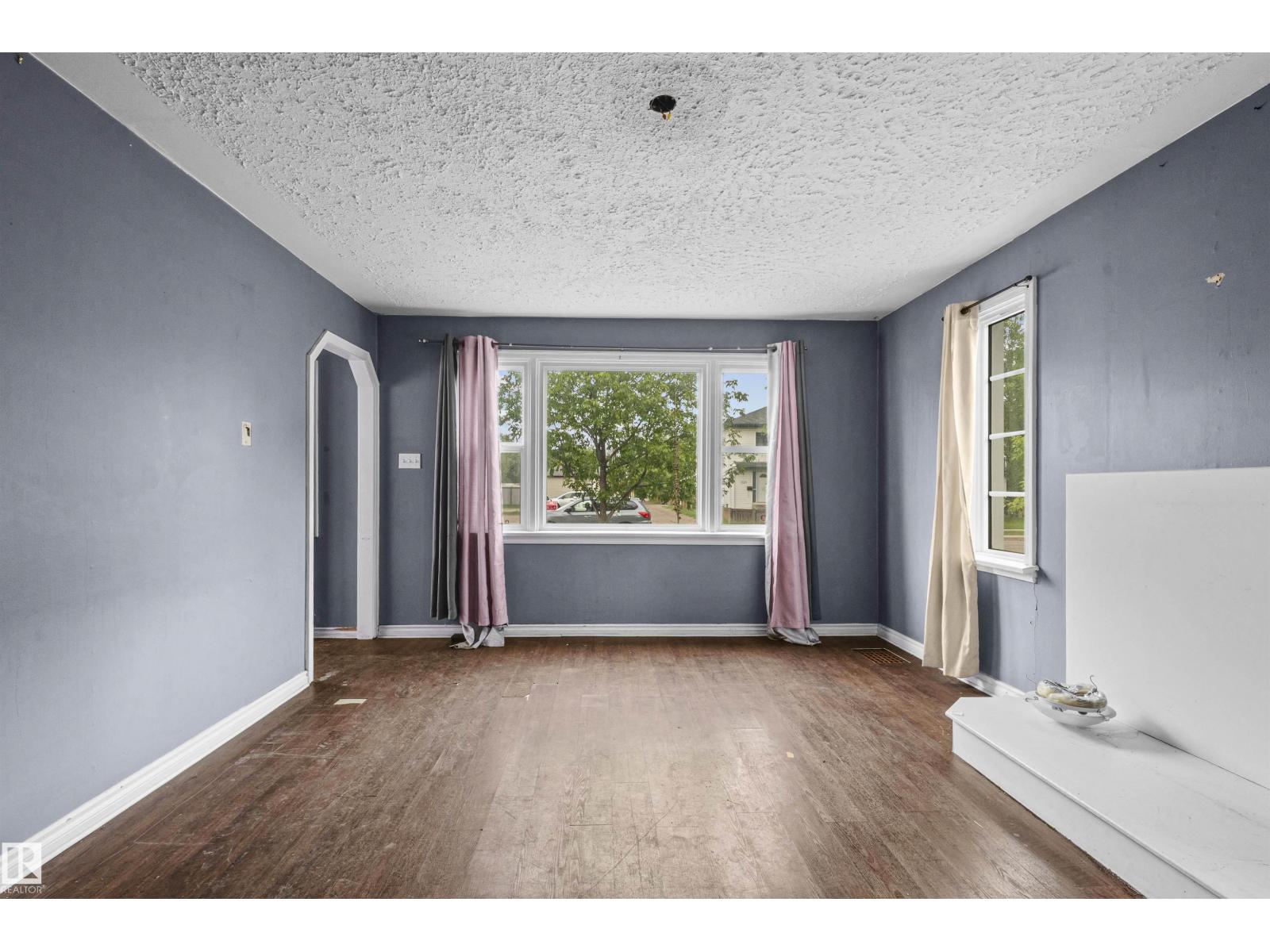7520 106 St Nw Property Photo 3
