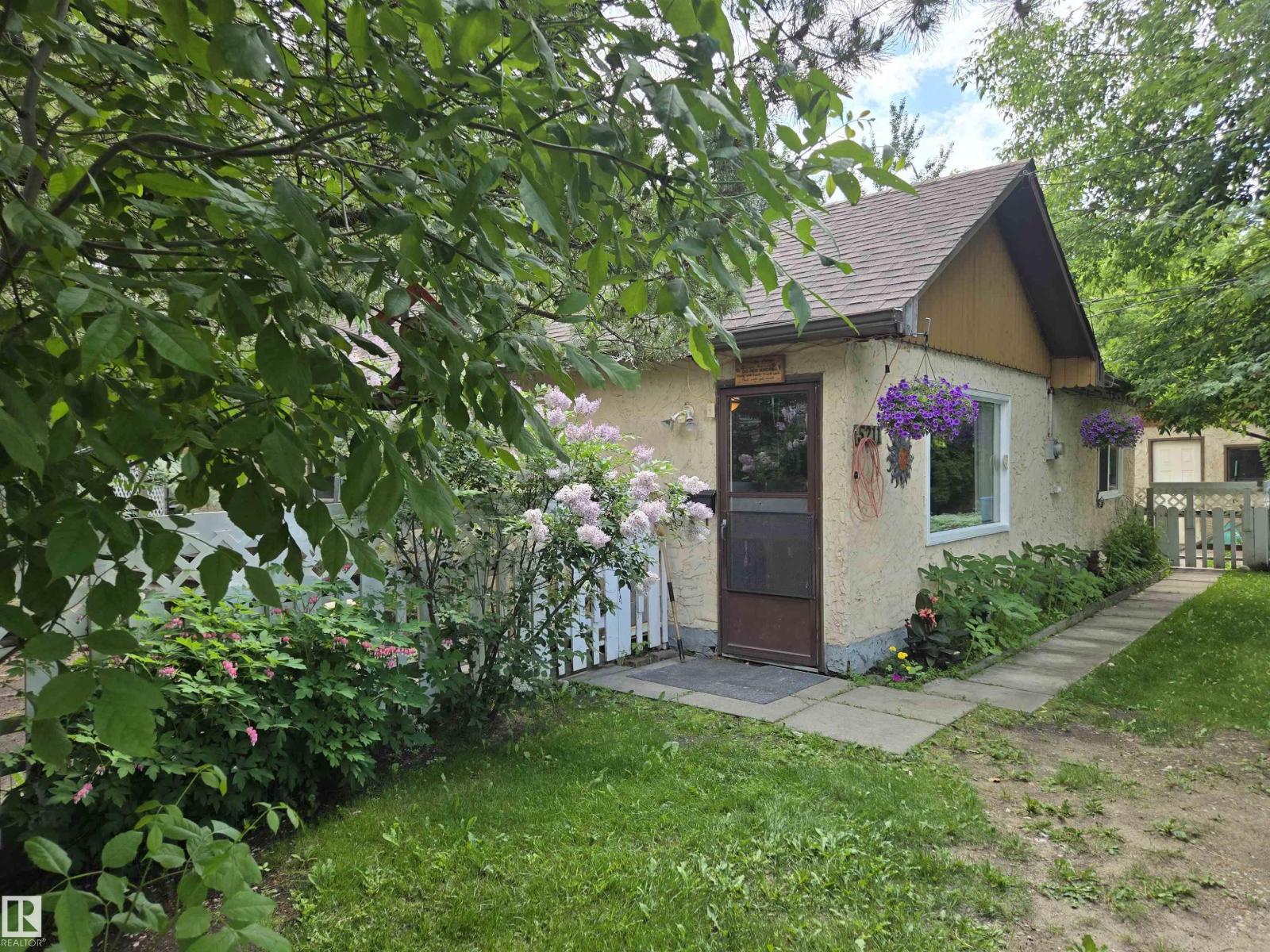 5211 47 Av Property Photo 1