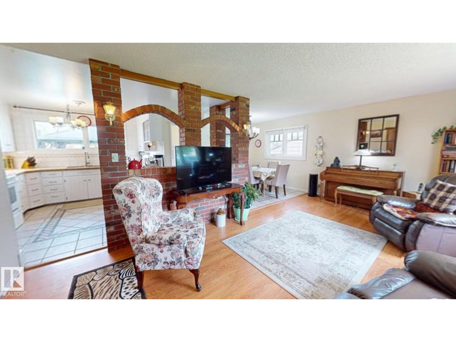 5004 50 Av Property Photo 2