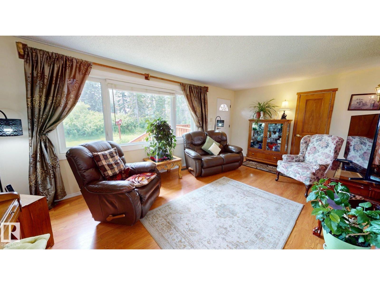 5004 50 Av Property Photo 3