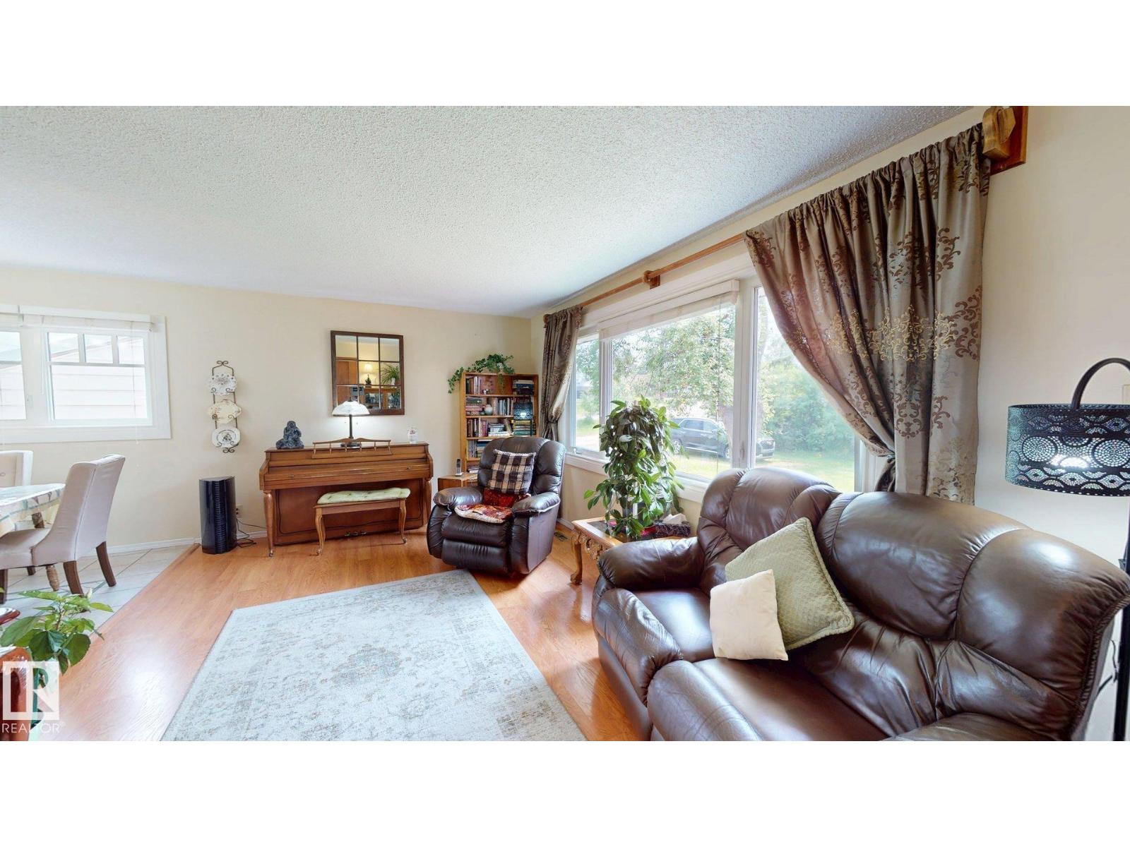 5004 50 Av Property Photo 4