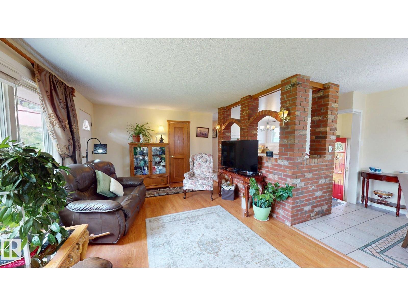 5004 50 Av Property Photo 5