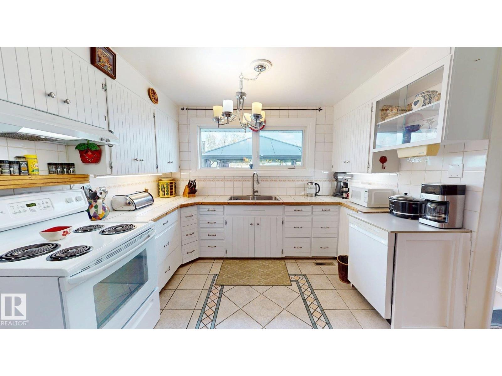 5004 50 Av Property Photo 6