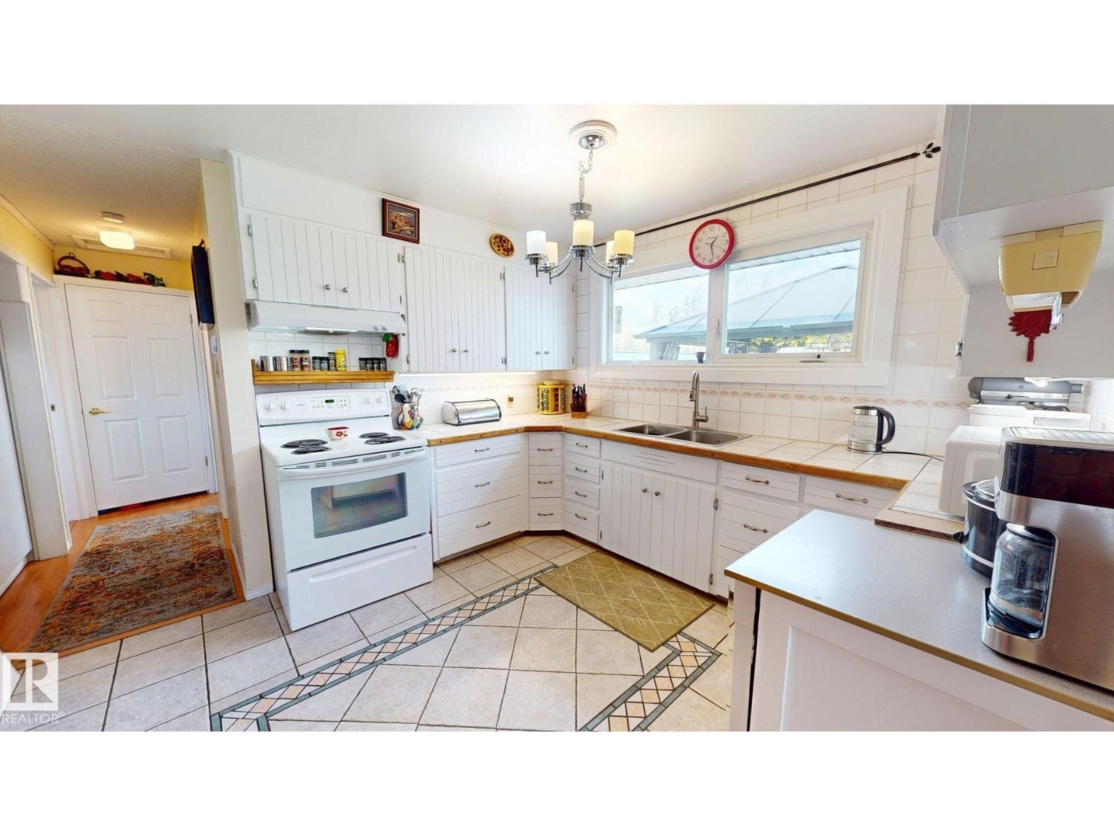 5004 50 Av Property Photo 7