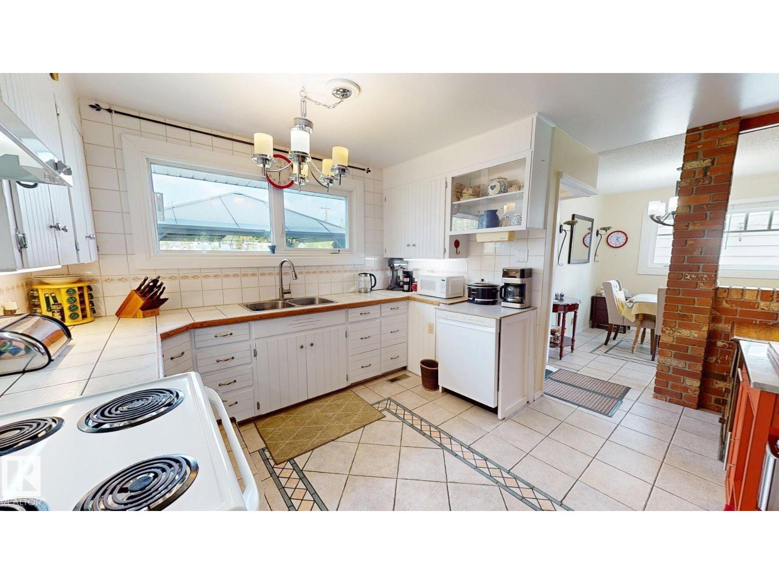 5004 50 Av Property Photo 8