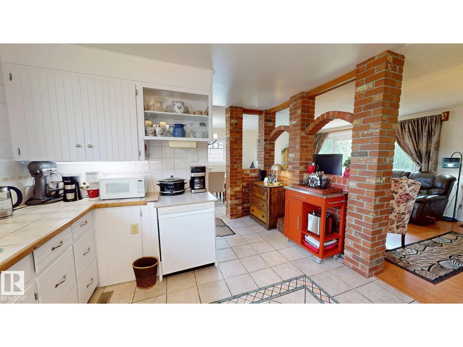 5004 50 Av Property Photo 9