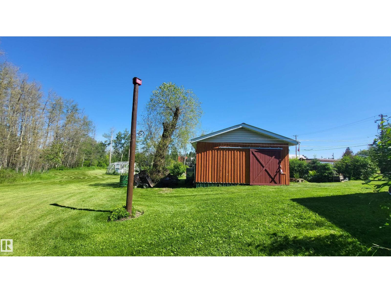 5004 50 Av Property Photo 23