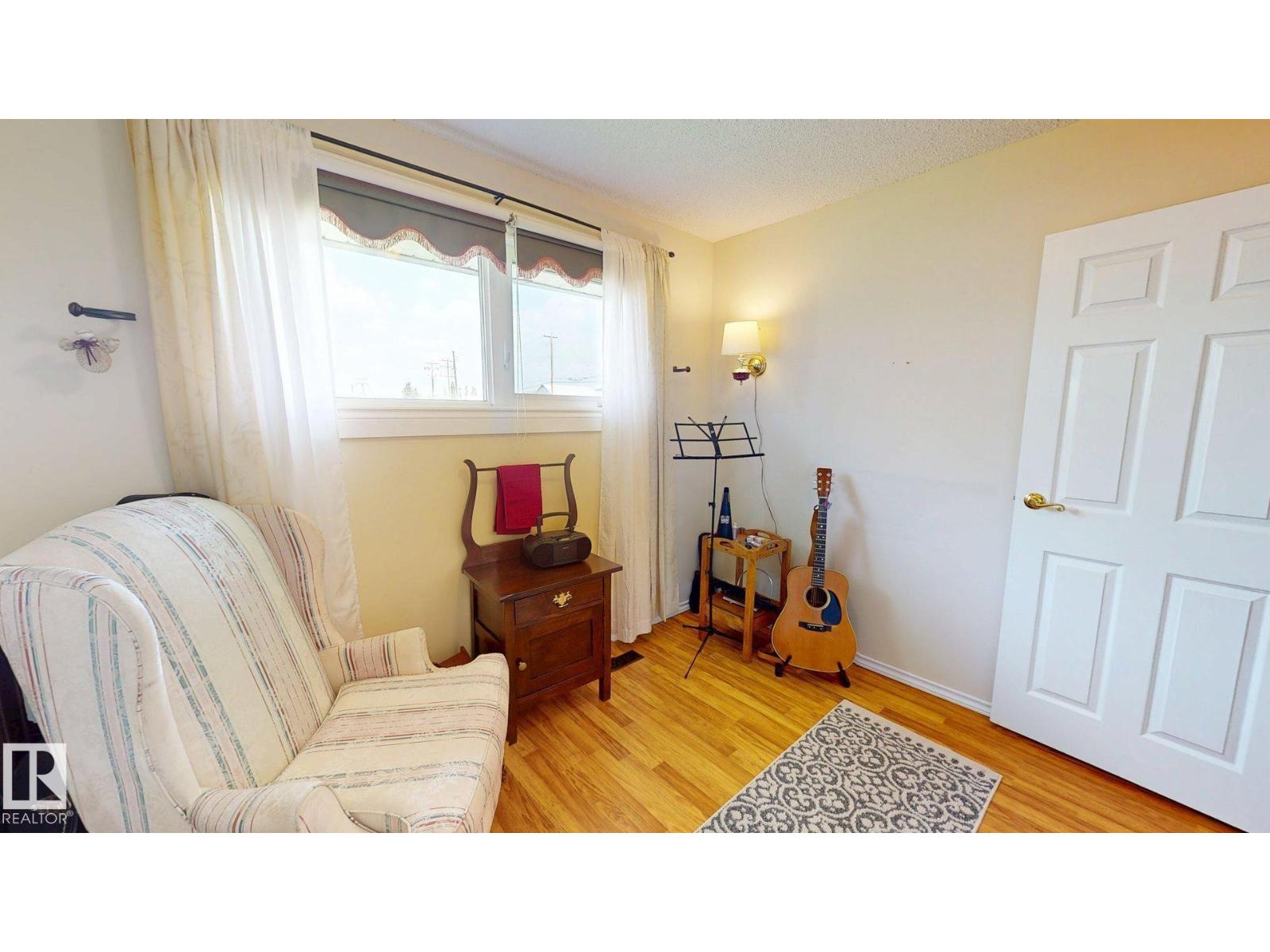 5004 50 Av Property Photo 33