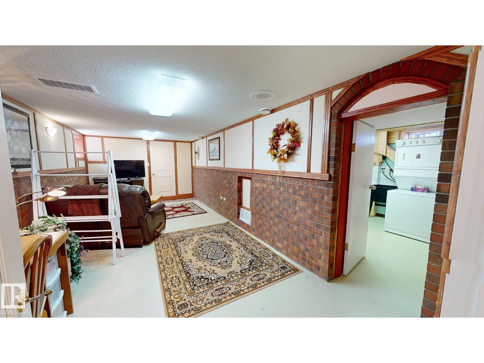 5004 50 Av Property Photo 35
