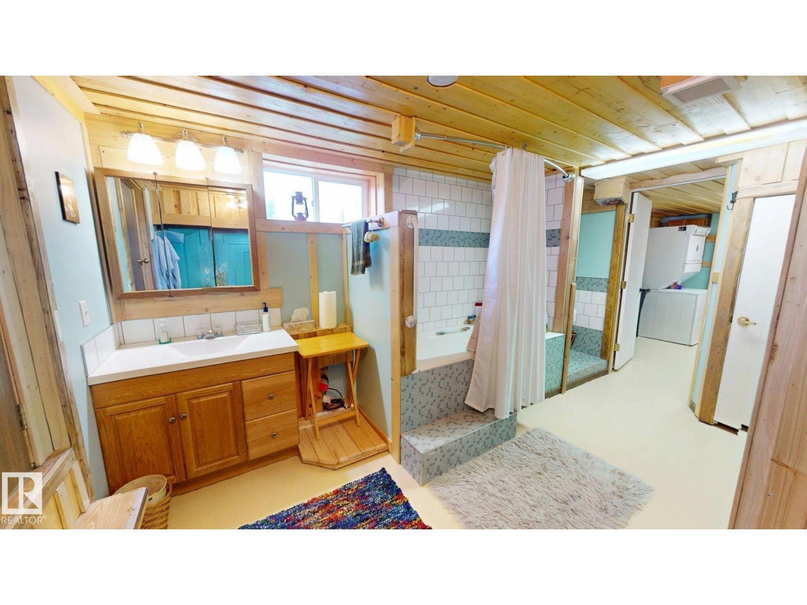 5004 50 Av Property Photo 37