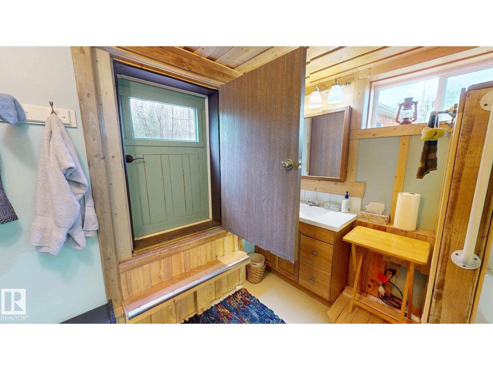 5004 50 Av Property Photo 38