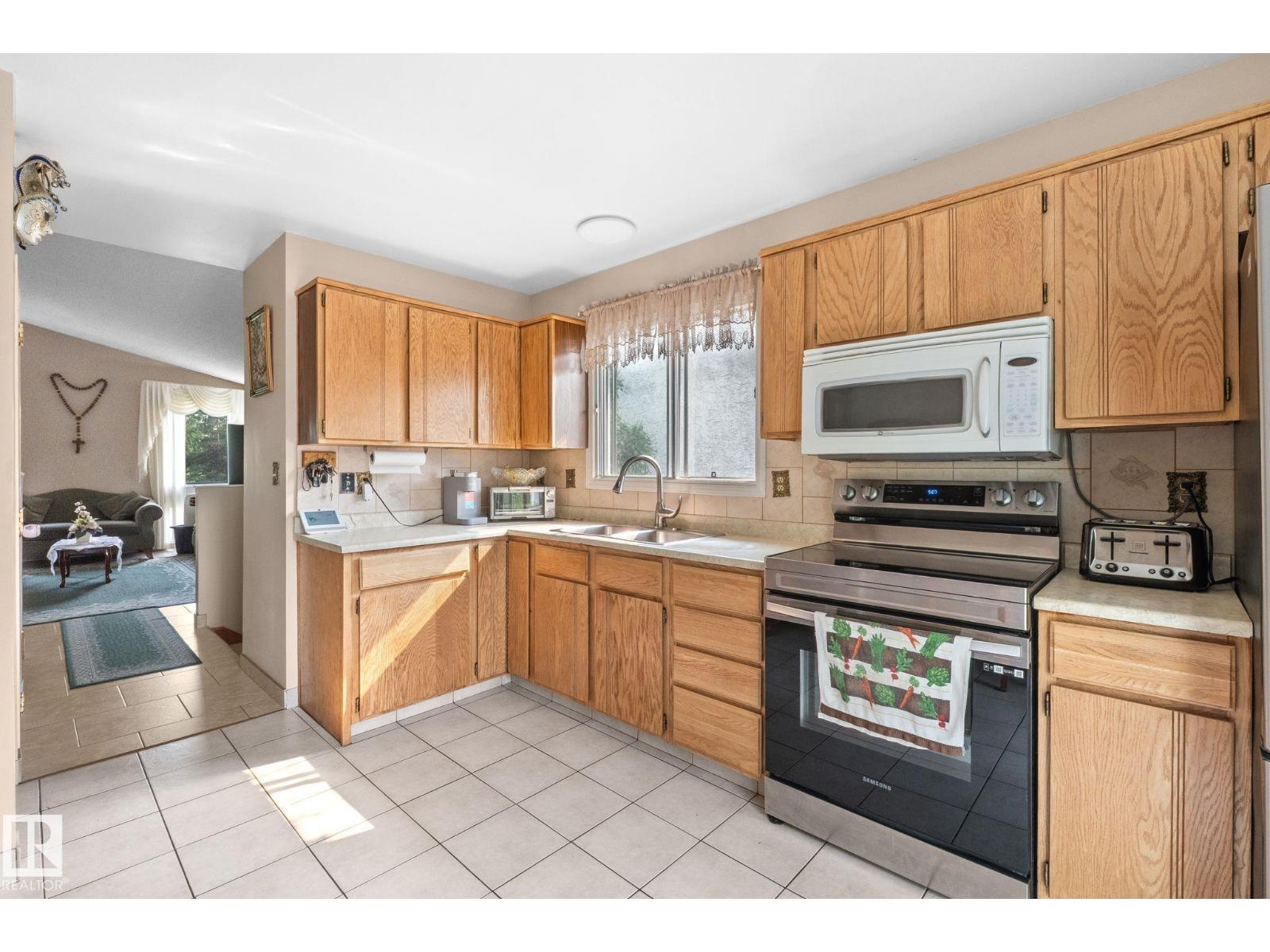 18126 98 Av Nw Property Photo 4