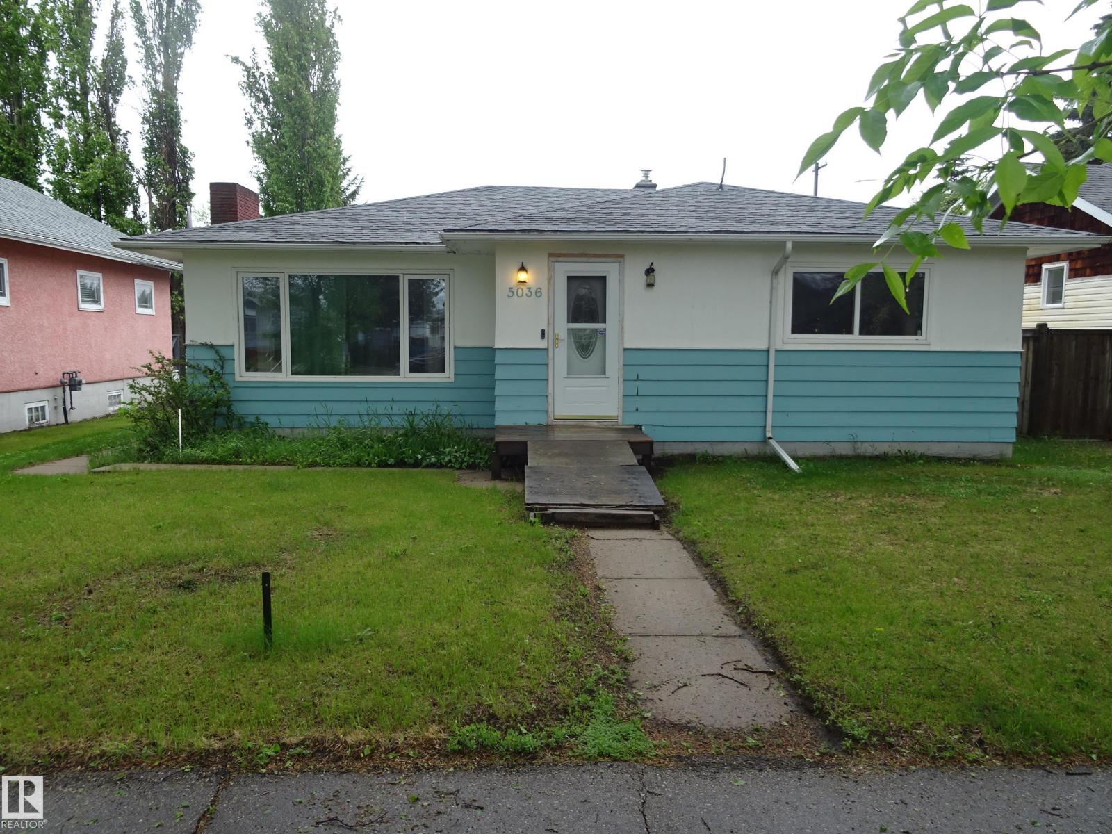 5036 52 St Property Photo 2