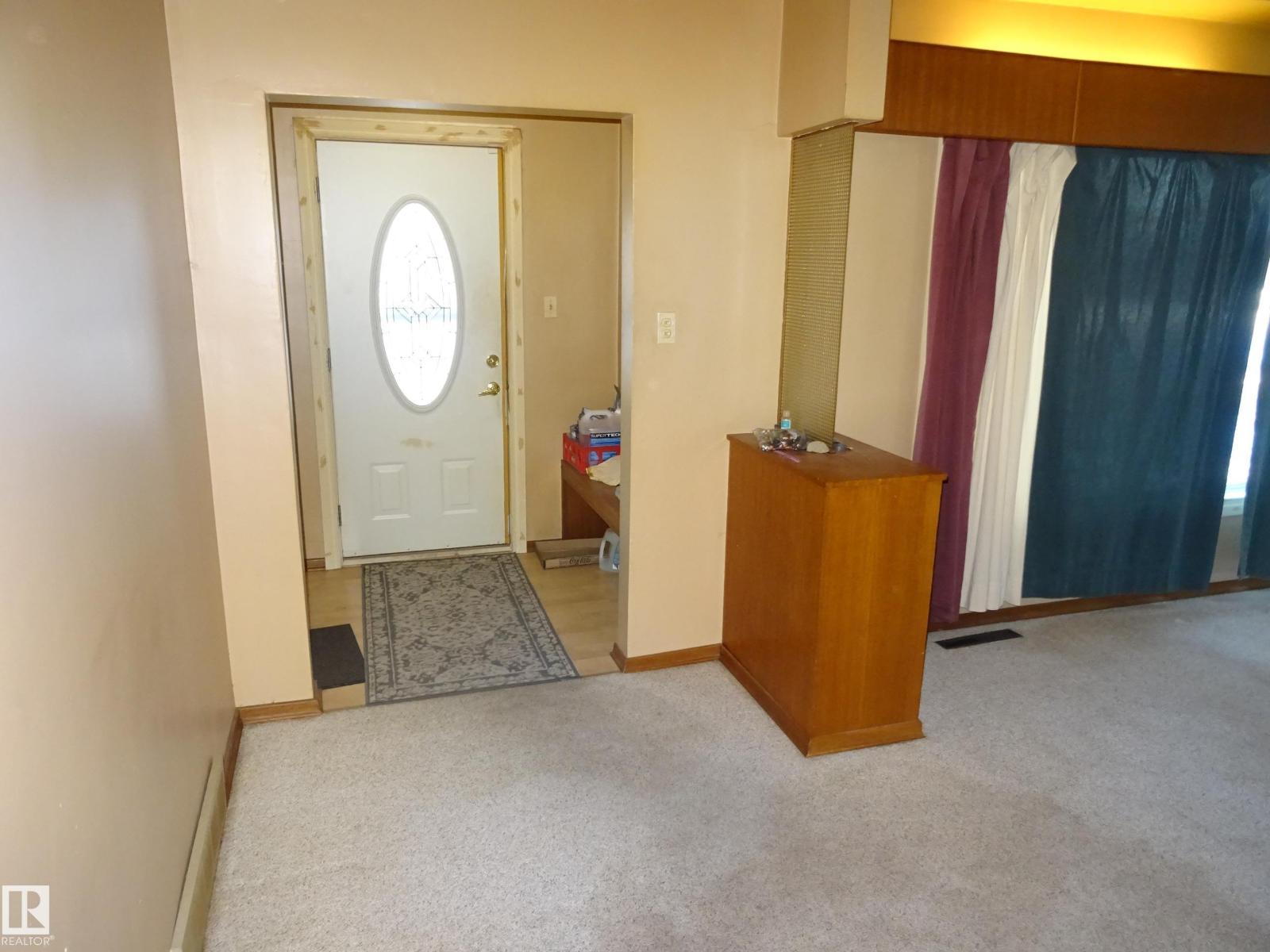 5036 52 St Property Photo 3