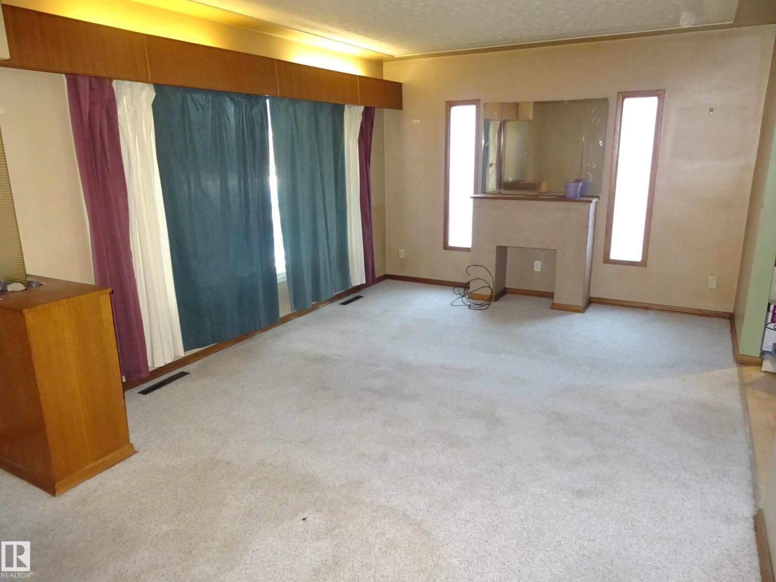5036 52 St Property Photo 4