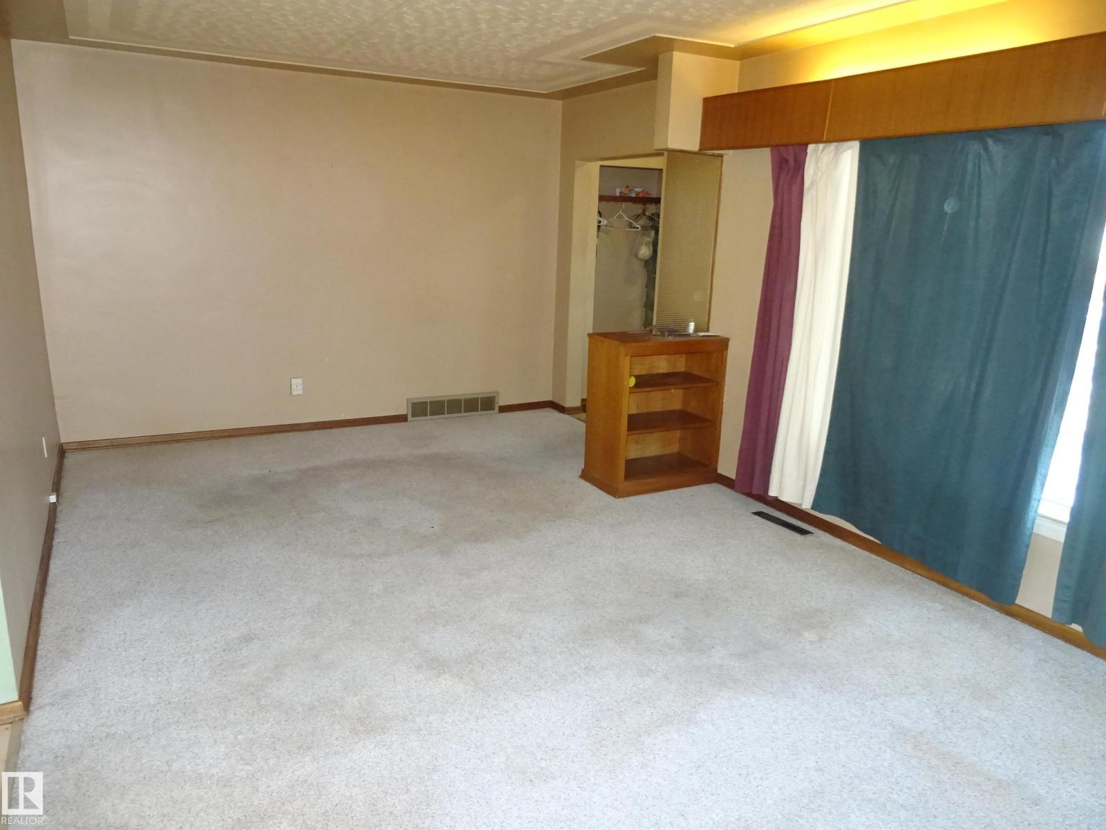 5036 52 St Property Photo 5